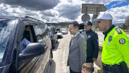 Kaymakam Emre Oğuztürk trafik kontrolüne katıldı