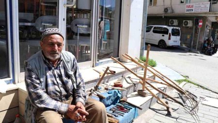 Kaldırımda satışa çıkardığı tarım aletlerini hayırsever iş insanı satın aldı